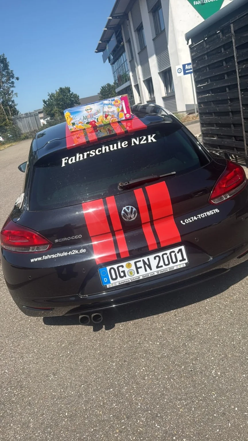 Schalt Fahrschulauto der Fahrschule N2K