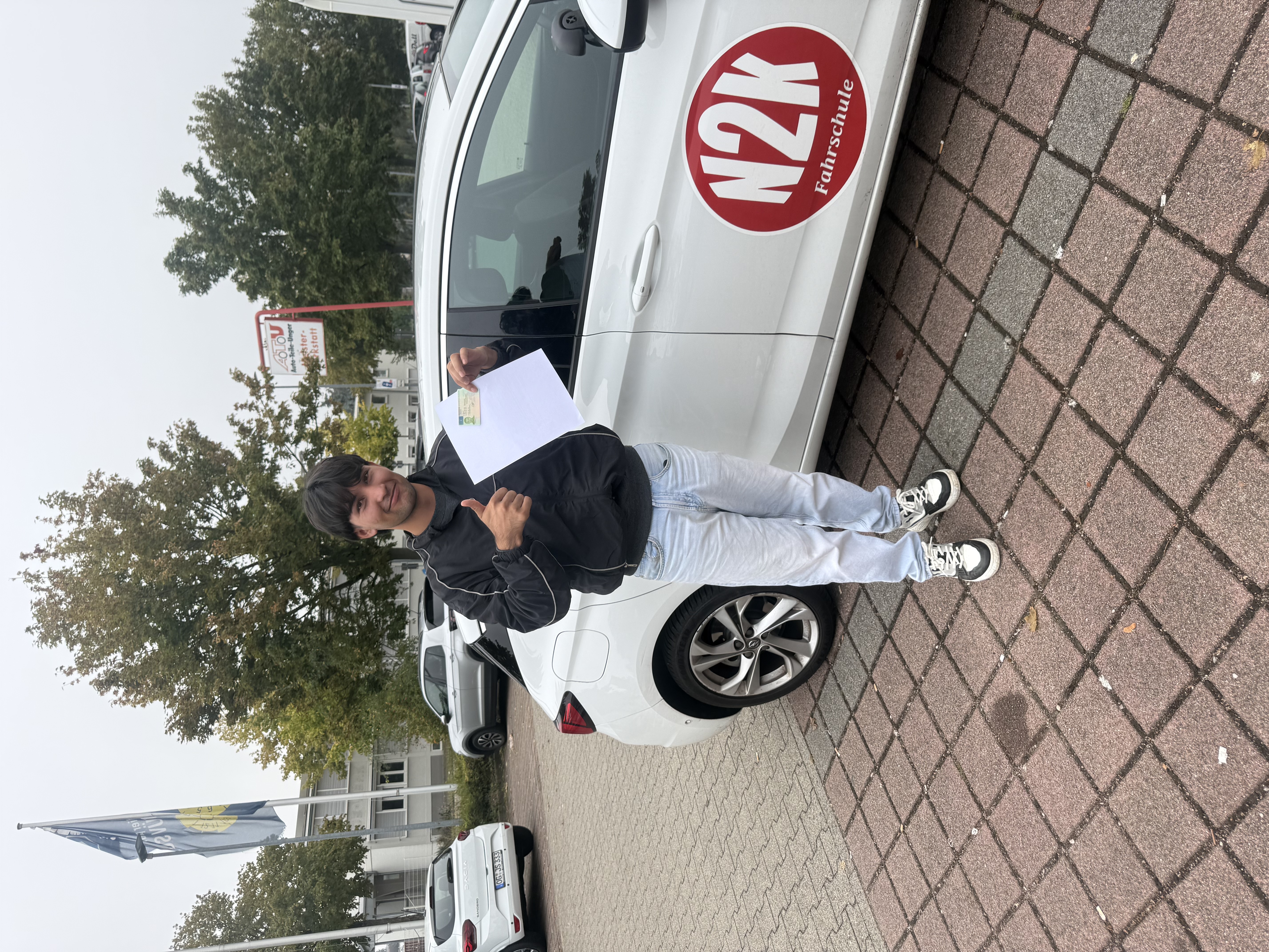 Asif nach bestandener Führerscheinprüfung