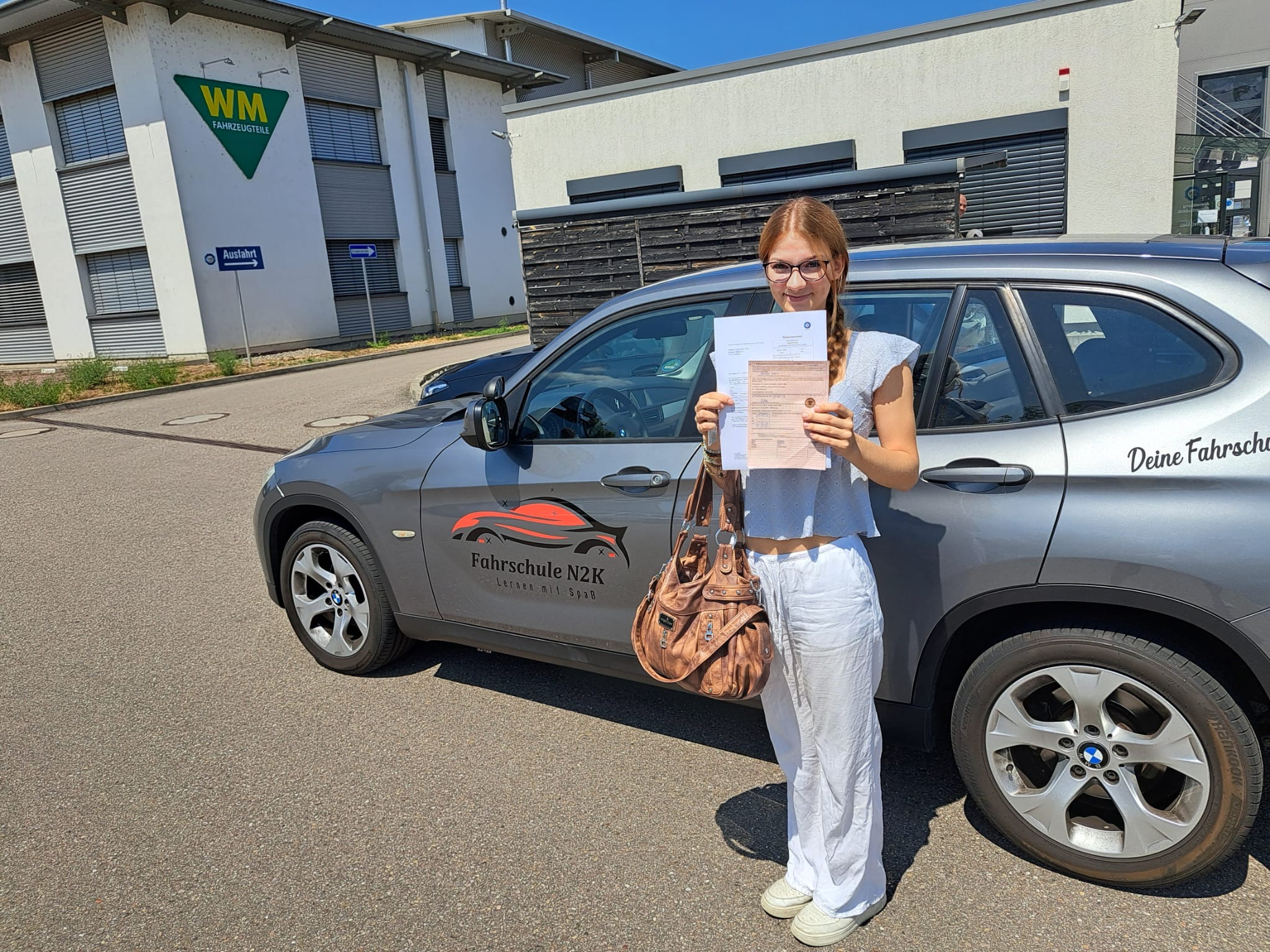 Hanako nach bestandener Führerscheinprüfung